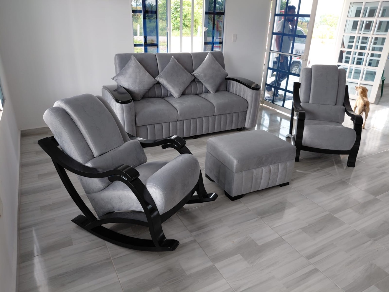 Entrega real de sala gris con mecedoras a un cliente de Elegant House, vista 2 de 2