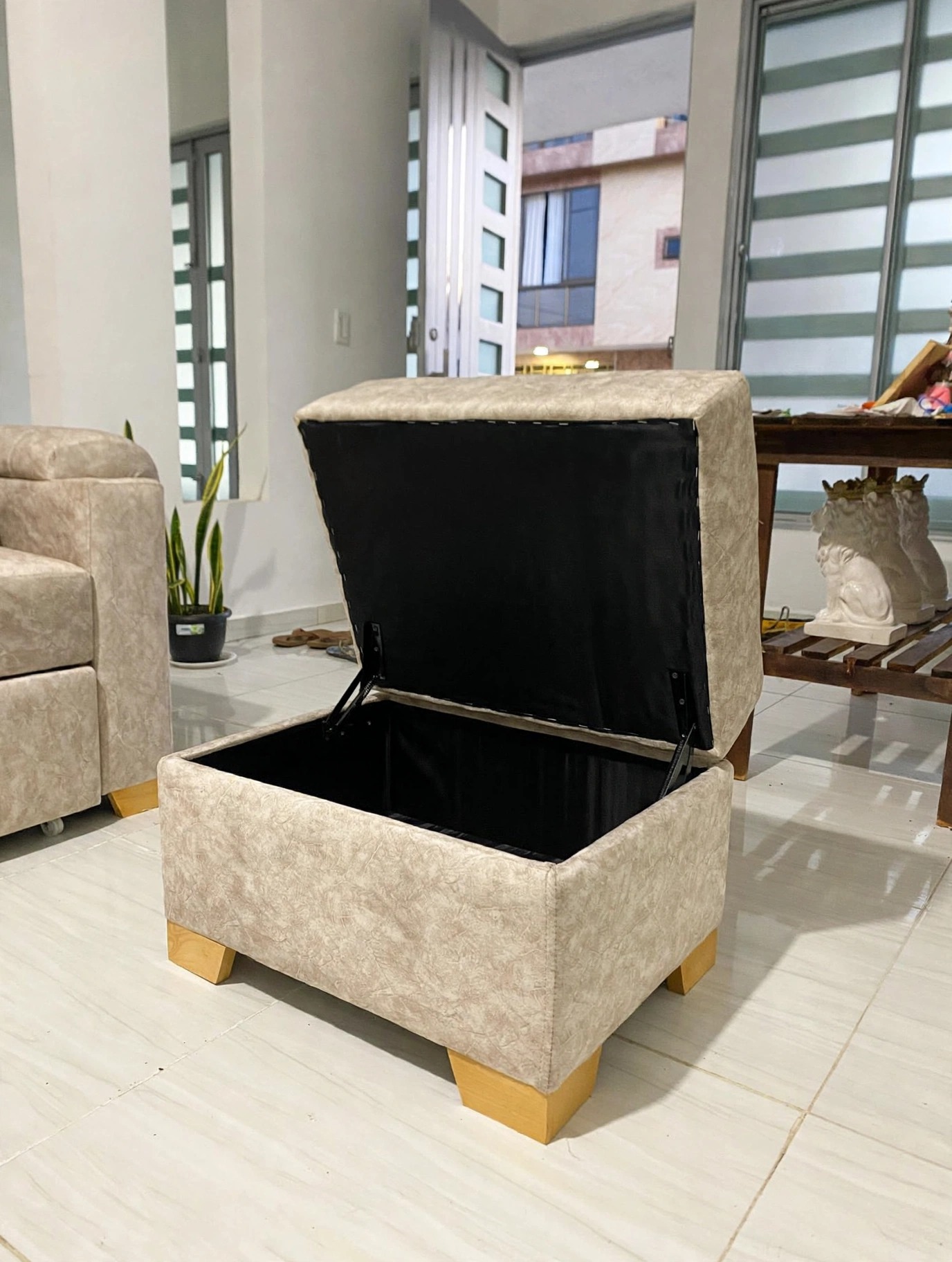 Entrega real de baúl beige con espacio de almacenamiento a un cliente de Elegant House
