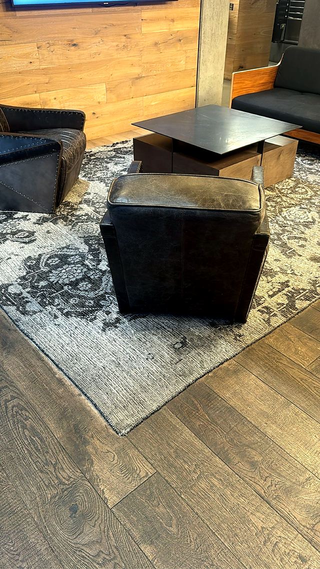 Diseño de referencia 08: Poltronas de cuero con taches