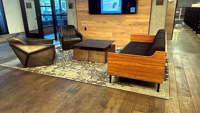 Diseño de referencia 10: Sofá negro con madera