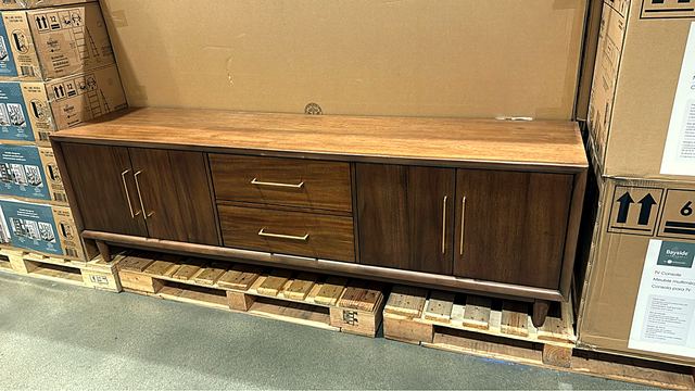 Diseño de referencia 25: Consola de TV en madera y latón